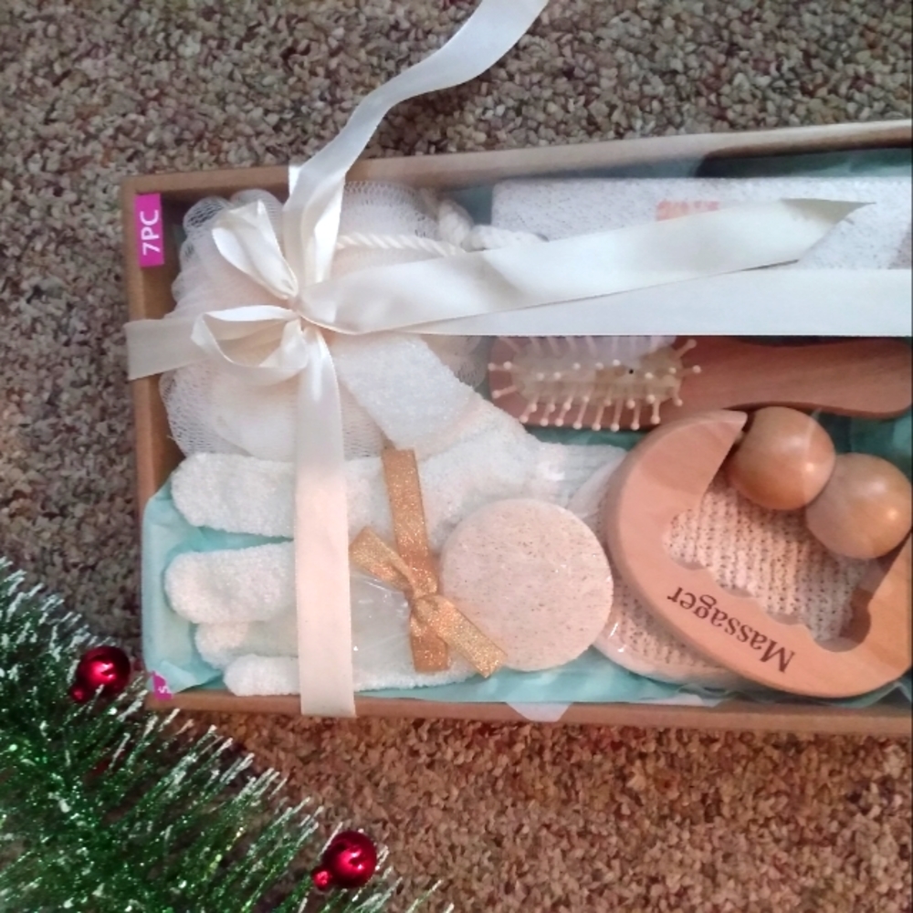 Women's spa kit. 7 piece brand new in box.